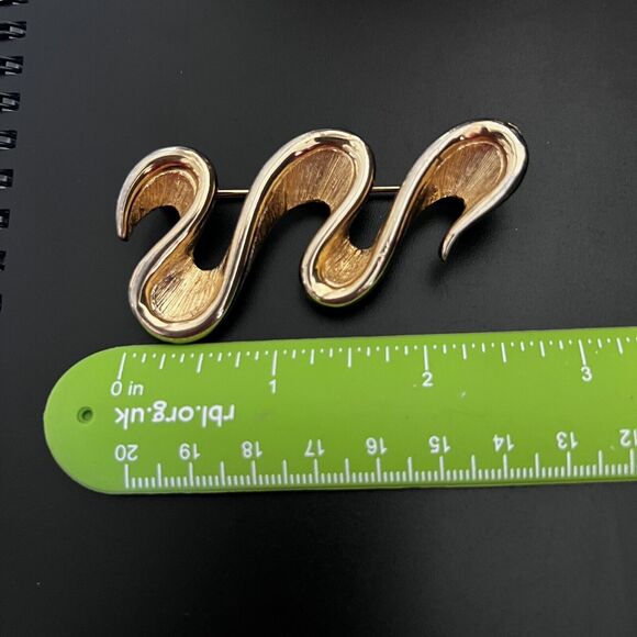 Large Mjent Goldtone Swirl Brooch - 2.75" Vintage Statement Pin - Picture 7 of 7